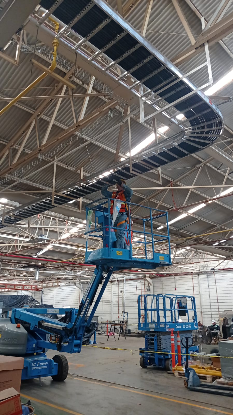 Instalación de charolas eléctricas con plataforma elevadora