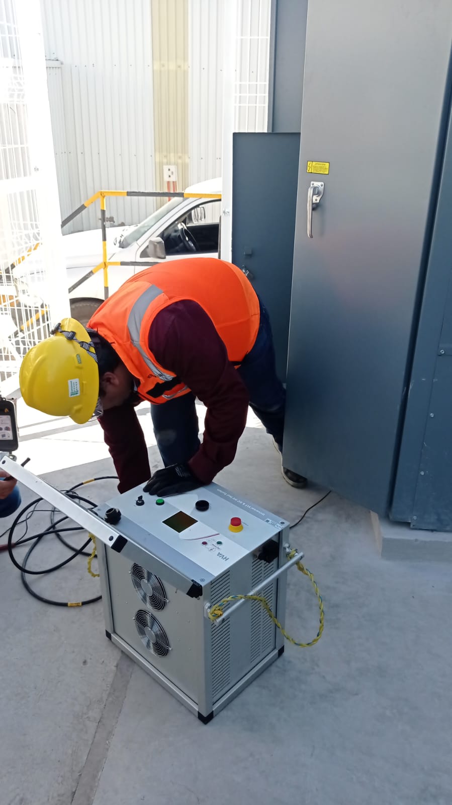 Técnico realizando pruebas eléctricas con equipo especializado